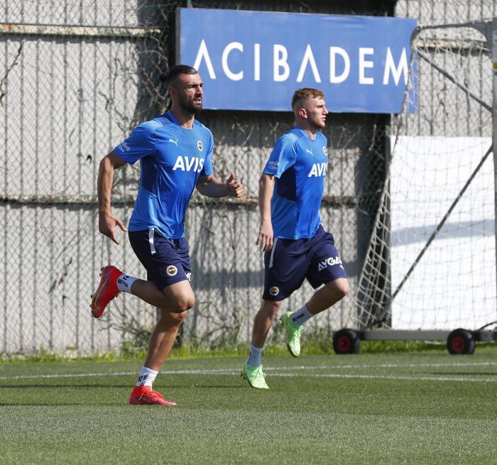 Fenerbahçe idmanından kareler Burak Kapacak takımla ilk antrenmanına çıktı