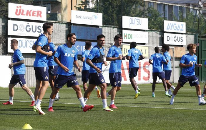 Fenerbahçe idmanından kareler Burak Kapacak takımla ilk antrenmanına çıktı