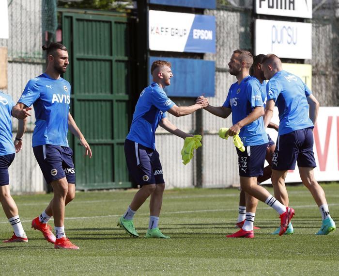 Fenerbahçe idmanından kareler Burak Kapacak takımla ilk antrenmanına çıktı