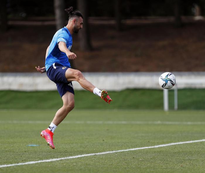 Fenerbahçe idmanından kareler Burak Kapacak takımla ilk antrenmanına çıktı
