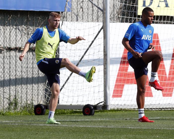 Fenerbahçe idmanından kareler Burak Kapacak takımla ilk antrenmanına çıktı