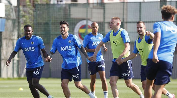 Fenerbahçe idmanından kareler Burak Kapacak takımla ilk antrenmanına çıktı