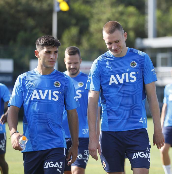 Fenerbahçe idmanından kareler Burak Kapacak takımla ilk antrenmanına çıktı