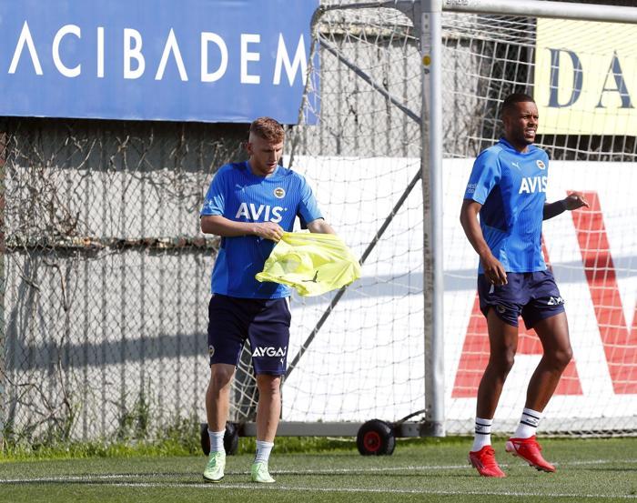 Fenerbahçe idmanından kareler Burak Kapacak takımla ilk antrenmanına çıktı