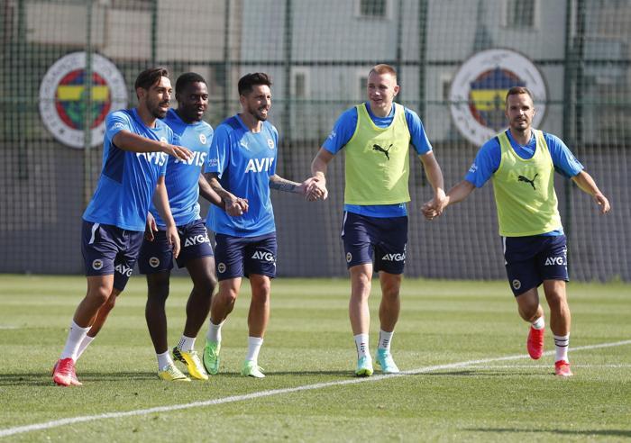 Fenerbahçe idmanından kareler Burak Kapacak takımla ilk antrenmanına çıktı