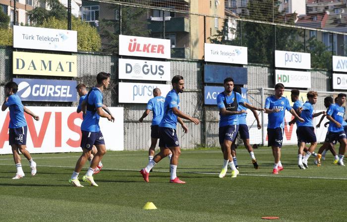 Fenerbahçe idmanından kareler Burak Kapacak takımla ilk antrenmanına çıktı