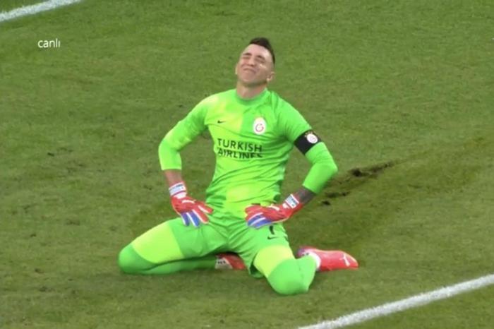 PSV - Galatasaray maçında şok gol Fernando Musleradan sosyal medyayı sallayan hata