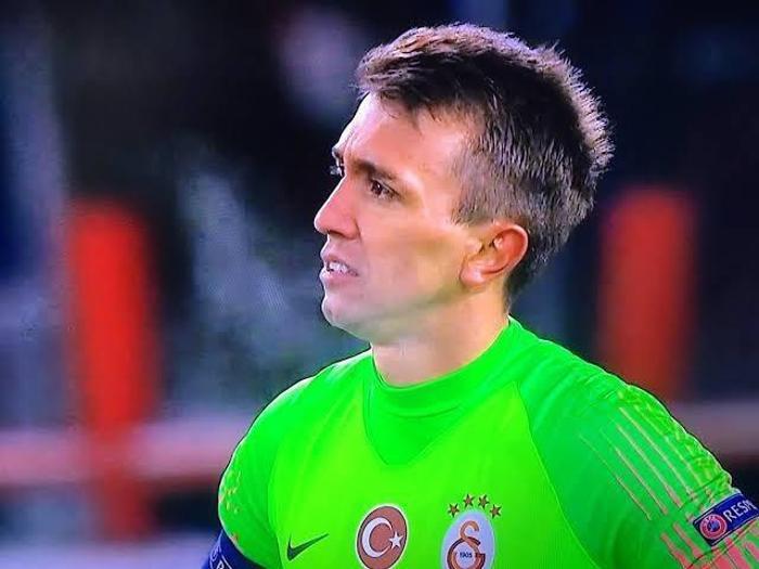 PSV - Galatasaray maçında şok gol Fernando Musleradan sosyal medyayı sallayan hata