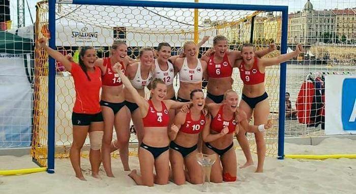 Kadın hentbolunda şort depremi