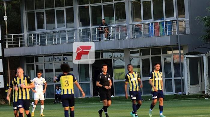 Pereira önce tesislerin balkonundan izledi