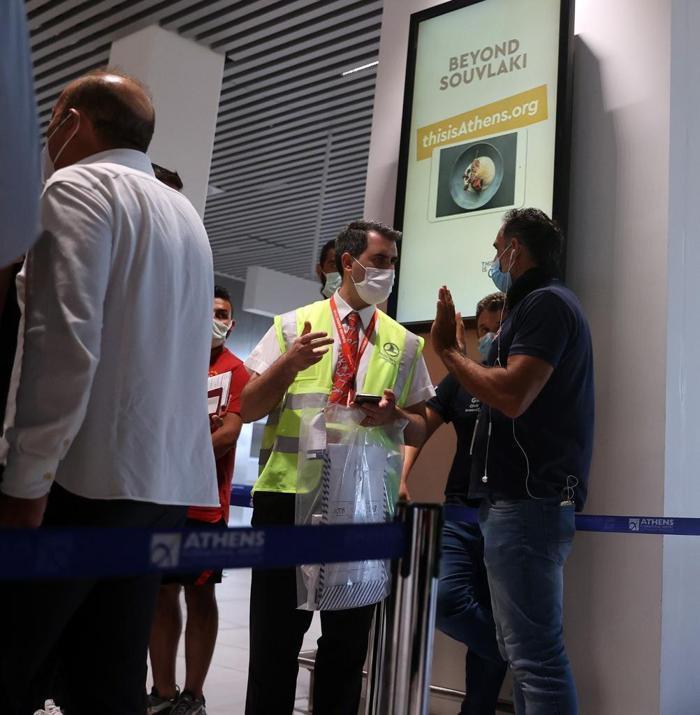 İşte Galatasaraya Yunanistanda yapılan küstahça davranışlardan kareler