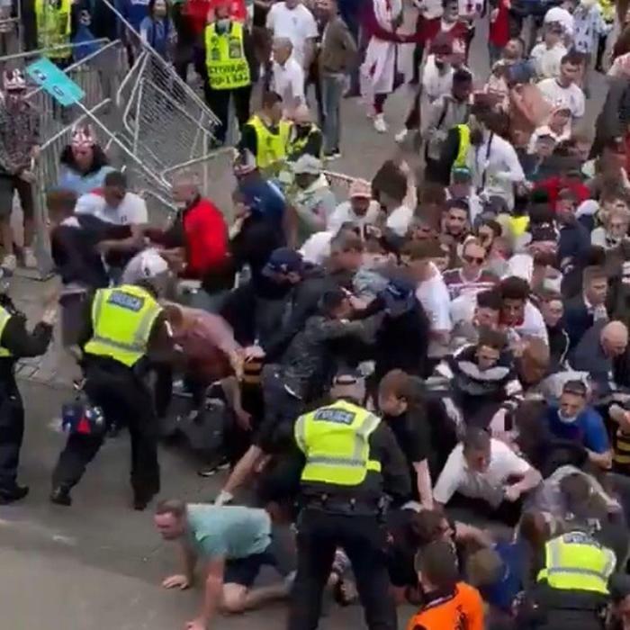 EURO 2020 finalindeki görüntüler Heysel Faciasını hatırlattı