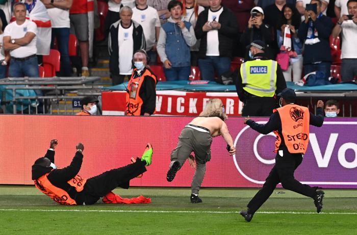 İtalya - İngiltere EURO 2020 finalinde güvenlik görevlilerini yıkan taraftar
