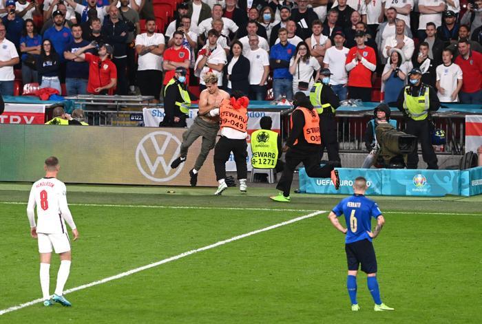 İtalya - İngiltere EURO 2020 finalinde güvenlik görevlilerini yıkan taraftar