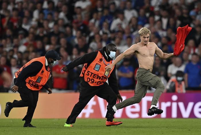 İtalya - İngiltere EURO 2020 finalinde güvenlik görevlilerini yıkan taraftar