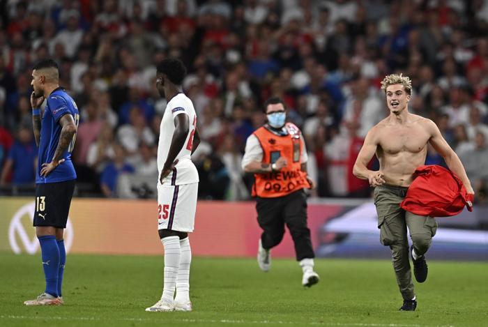 İtalya - İngiltere EURO 2020 finalinde güvenlik görevlilerini yıkan taraftar