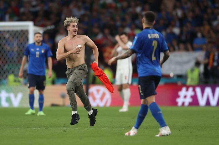 İtalya - İngiltere EURO 2020 finalinde güvenlik görevlilerini yıkan taraftar