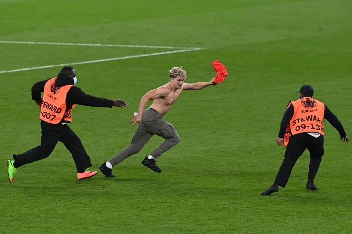 İtalya - İngiltere EURO 2020 finalinde güvenlik görevlilerini yıkan taraftar