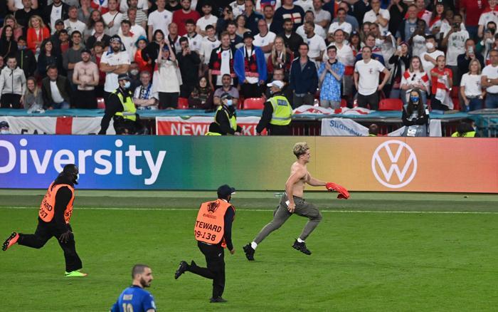 İtalya - İngiltere EURO 2020 finalinde güvenlik görevlilerini yıkan taraftar