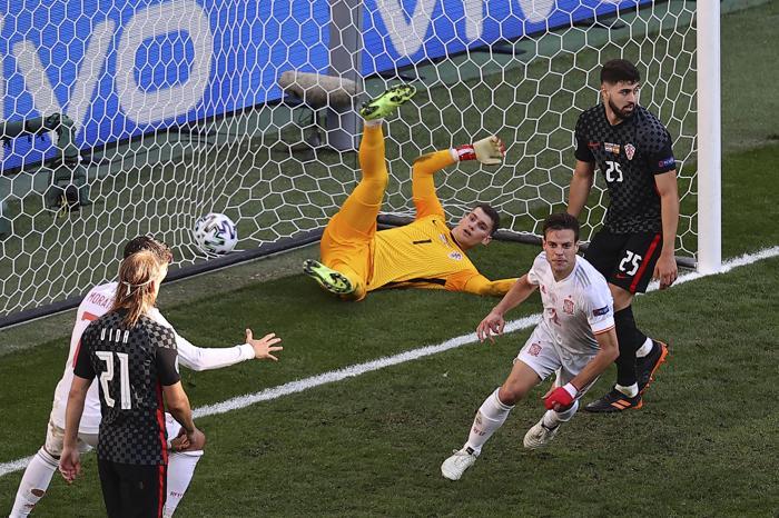 Cüneyt Çakır finale göz kırptı Hırvatistan-İspanya maçında kusursuz yönetim