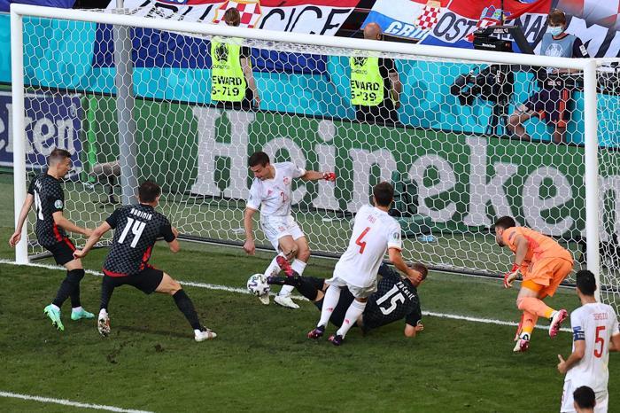 Cüneyt Çakır finale göz kırptı Hırvatistan-İspanya maçında kusursuz yönetim
