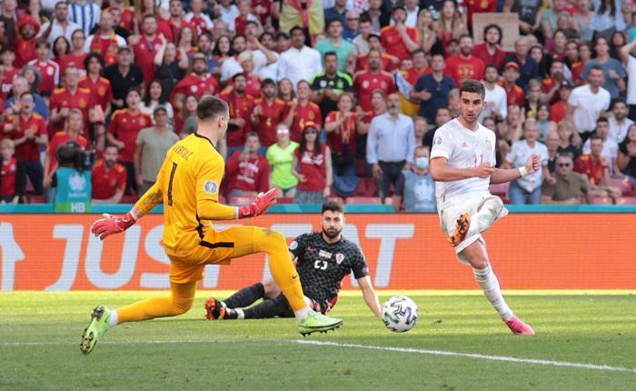 Cüneyt Çakır finale göz kırptı Hırvatistan-İspanya maçında kusursuz yönetim