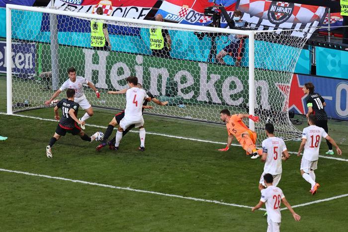 Cüneyt Çakır finale göz kırptı Hırvatistan-İspanya maçında kusursuz yönetim