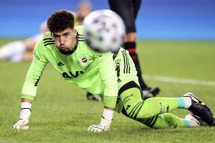 Fenerbahçede Altay Bayındırın talipleri artıyor Nice peşinde
