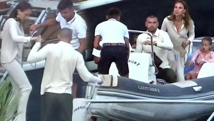Burak Yılmaz ailesiyle EURO 2020 sonrası moral tatiline çıktı