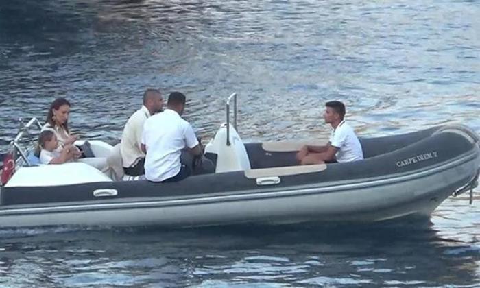Burak Yılmaz ailesiyle EURO 2020 sonrası moral tatiline çıktı