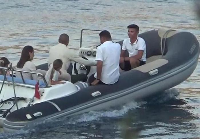 Burak Yılmaz ailesiyle EURO 2020 sonrası moral tatiline çıktı