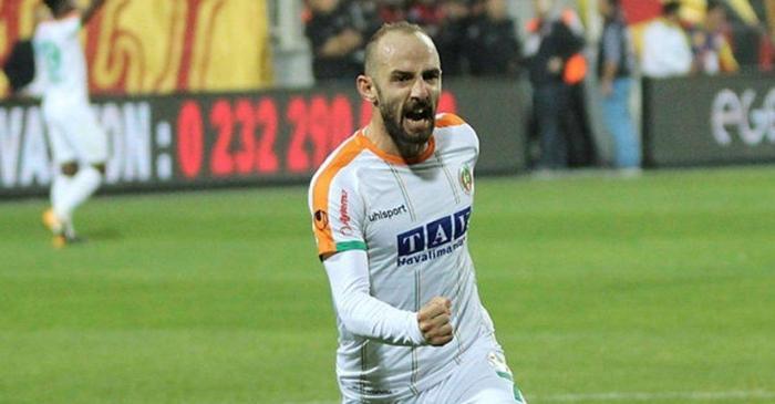 Trabzonsporda sağ kanada 2 aday: Efecan Karaca & Emrah Başsan