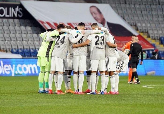 Son dakika: Sergen Yalçın, Beşiktaş yönetiminden ilk 11e 7 transfer istiyor