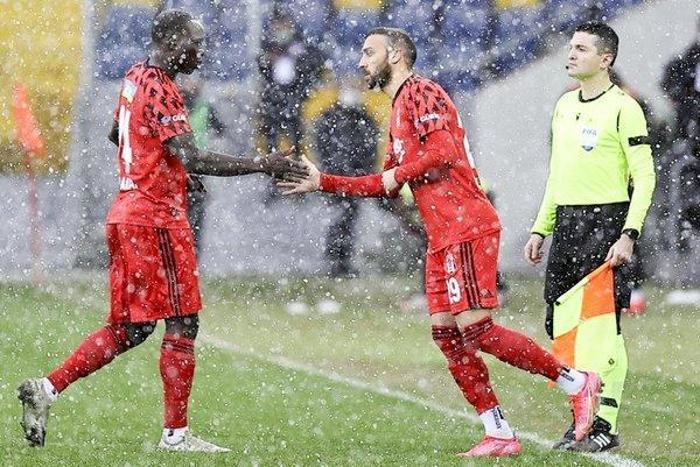 Son dakika: Sergen Yalçın, Beşiktaş yönetiminden ilk 11e 7 transfer istiyor