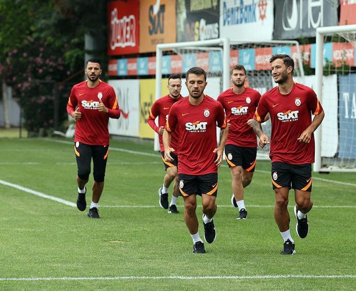 Galatasaray yeni transferleriyle sezonu açtı Fatih Terim yok, Selçuk İnan var...