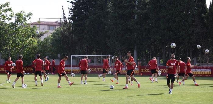 Galatasaray yeni transferleriyle sezonu açtı Fatih Terim yok, Selçuk İnan var...
