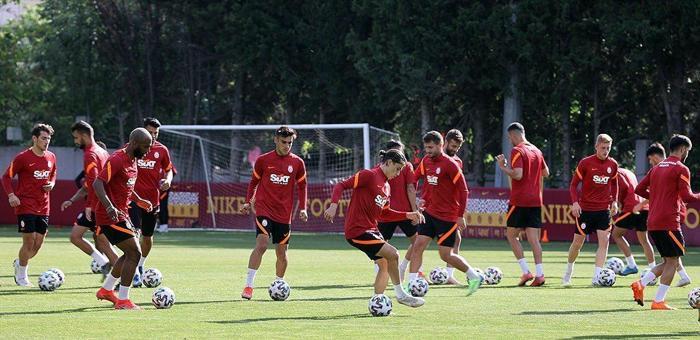 Galatasaray yeni transferleriyle sezonu açtı Fatih Terim yok, Selçuk İnan var...