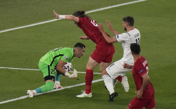 Giorgio Chiellini vurdu, Uğurcan Çakır çıkardı İtalya Türkiye maçında Uğurcan Çakır fırtınası