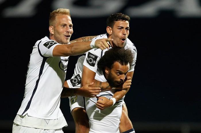 Son dakika | Fenerbahçede 9 isimle yollar ayrılıyor