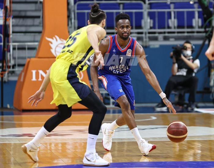 Fenerbahçeyi deviren Anadolu Efes, şampiyonluk kupasını aldı