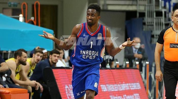Fenerbahçeyi deviren Anadolu Efes, şampiyonluk kupasını aldı