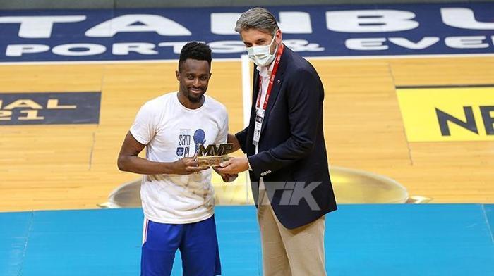 Fenerbahçeyi deviren Anadolu Efes, şampiyonluk kupasını aldı