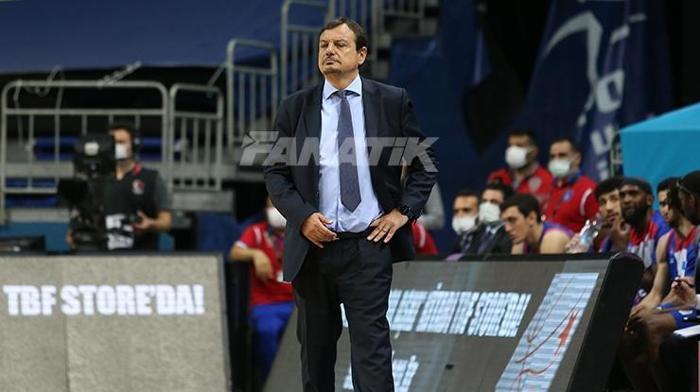 Fenerbahçeyi deviren Anadolu Efes, şampiyonluk kupasını aldı