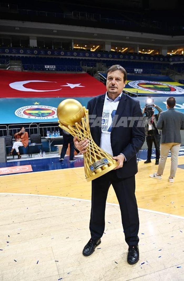 Fenerbahçeyi deviren Anadolu Efes, şampiyonluk kupasını aldı