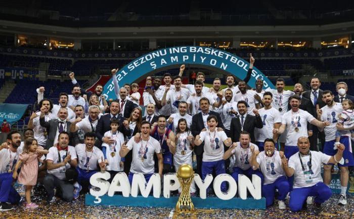 Fenerbahçeyi deviren Anadolu Efes, şampiyonluk kupasını aldı