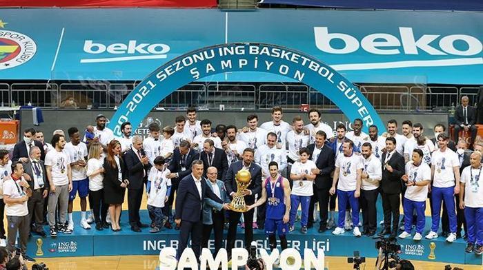 Fenerbahçeyi deviren Anadolu Efes, şampiyonluk kupasını aldı