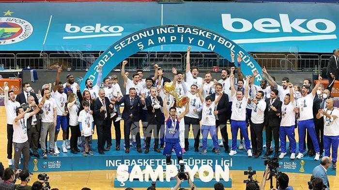 Fenerbahçeyi deviren Anadolu Efes, şampiyonluk kupasını aldı