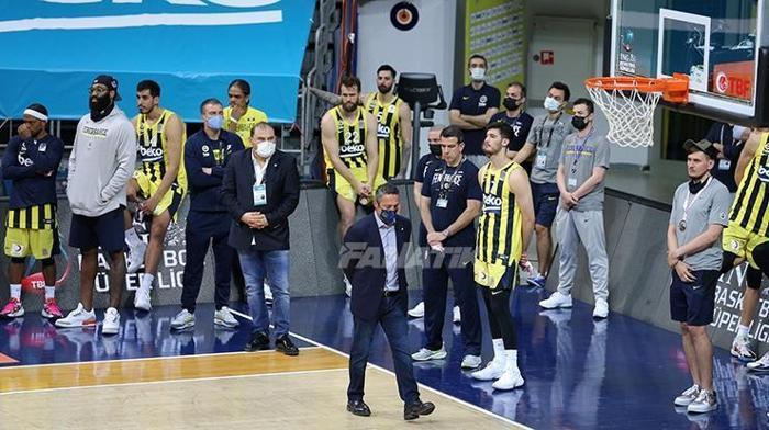 Fenerbahçeyi deviren Anadolu Efes, şampiyonluk kupasını aldı