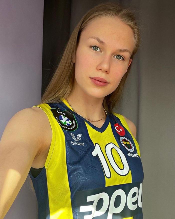 Arina Fedorovtseva güzelliğiyle büyülüyor