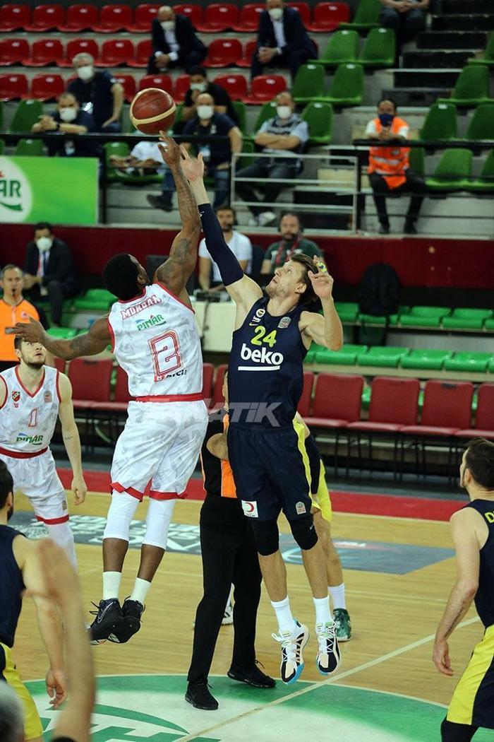 Pınar Karşıyaka - Fenerbahçe Beko maçında gergin anlar